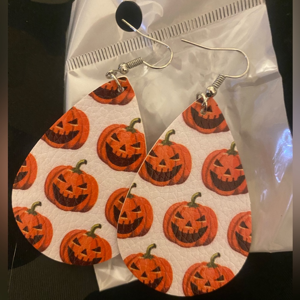 Perfect light Halloween 🎃 pumpkins earnings in a nice soft material.